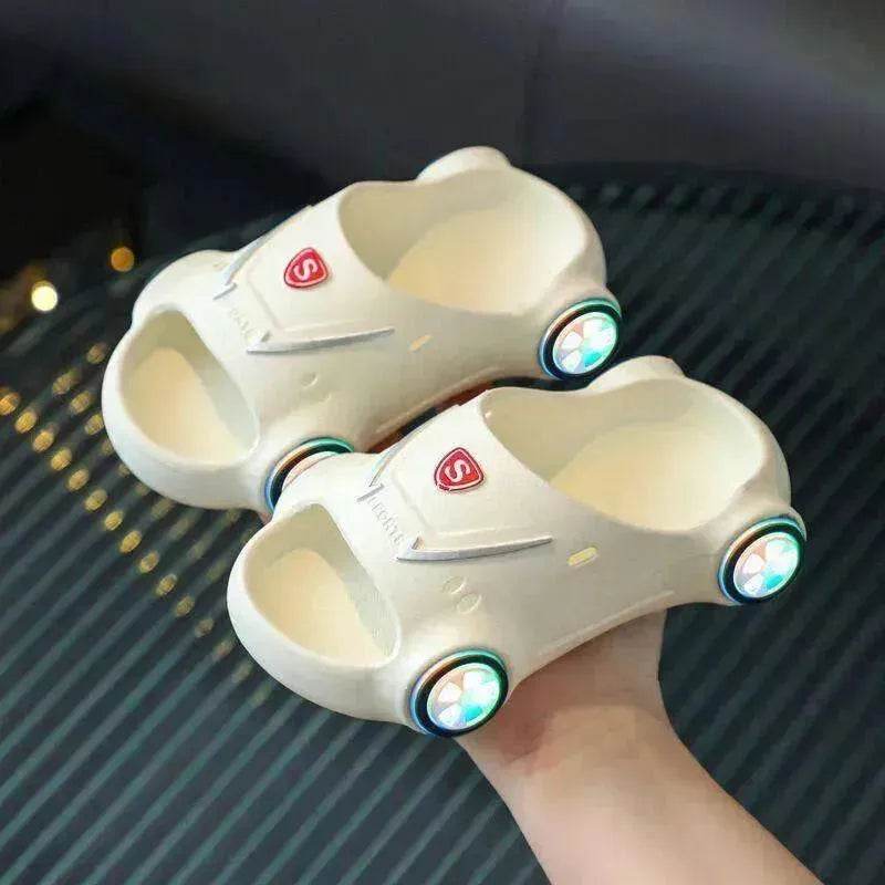 Sandales lumineuses pour enfants motif voiture de dessin animé : Chaussures de plage lumineuses antidérapantes