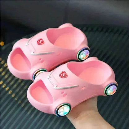 Sandales lumineuses pour enfants motif voiture de dessin animé : Chaussures de plage lumineuses antidérapantes