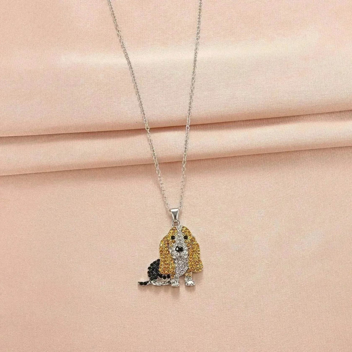 Joli collier pendentif Chien Basset