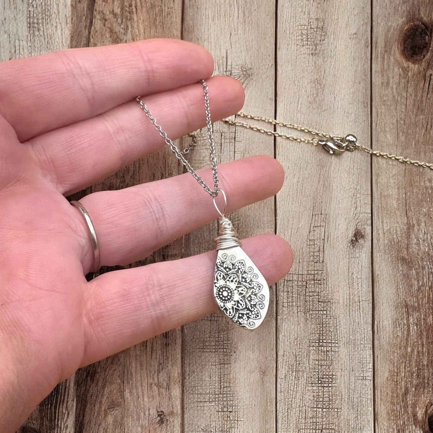 Collier Mandara en fil enroulé