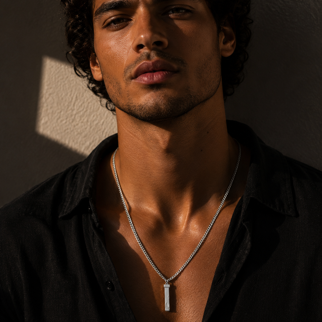 DAKARIA SILVER (Or Blanc) : Pendentif Géométrique à Effet Écaillé sur une Chaîne Maillée Pour Hommes et Femmes