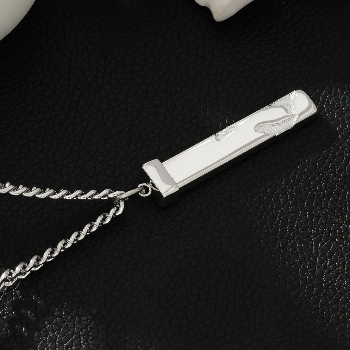 DAKARIA SILVER (Or Blanc) : Pendentif Géométrique à Effet Écaillé sur une Chaîne Maillée Pour Hommes et Femmes