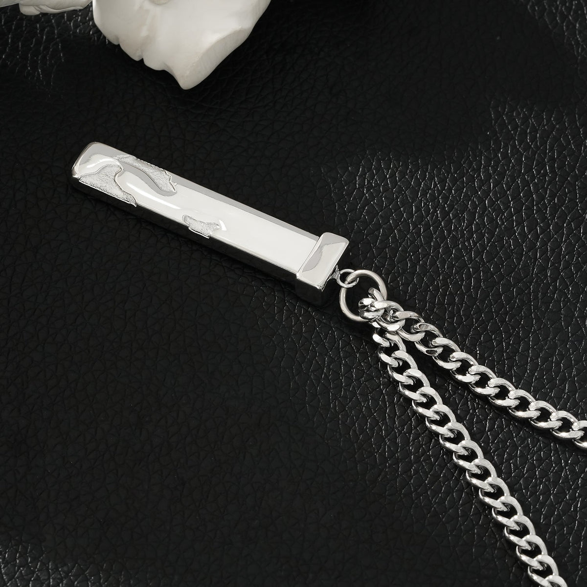 DAKARIA SILVER (Or Blanc) : Pendentif Géométrique à Effet Écaillé sur une Chaîne Maillée Pour Hommes et Femmes