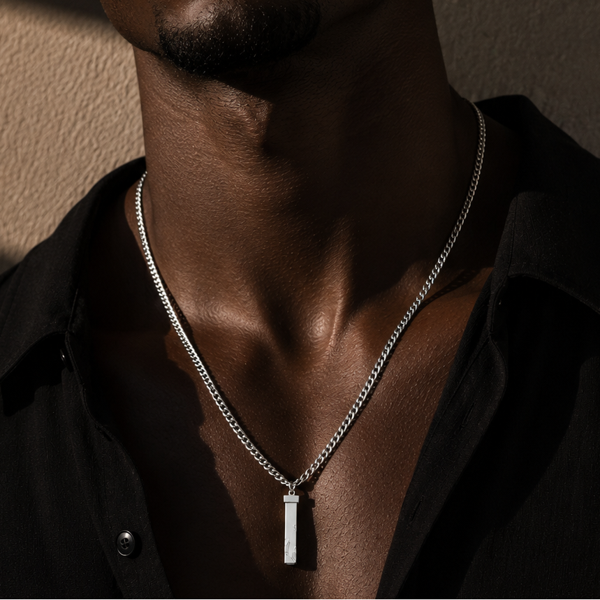 DAKARIA SILVER (Or Blanc) : Pendentif Géométrique à Effet Écaillé sur une Chaîne Maillée Pour Hommes et Femmes