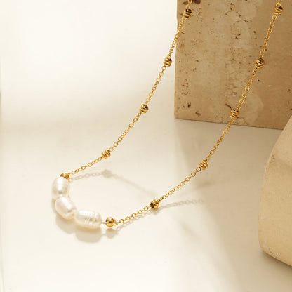 DAMINNA Gold : Collier chaîne perlée délicate avec trio de perles d'eau douce