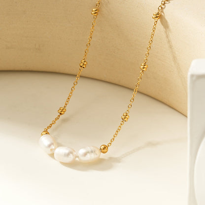 DAMINNA Gold : Collier chaîne perlée délicate avec trio de perles d'eau douce