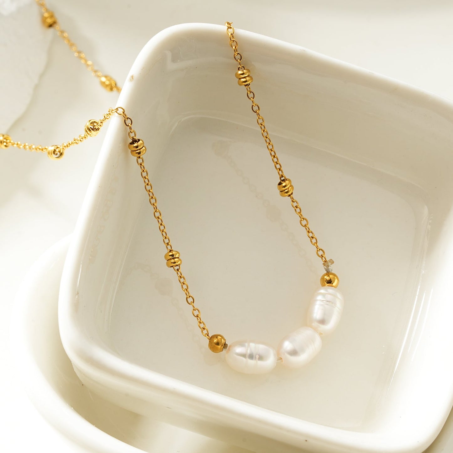 DAMINNA Gold : Collier chaîne perlée délicate avec trio de perles d'eau douce