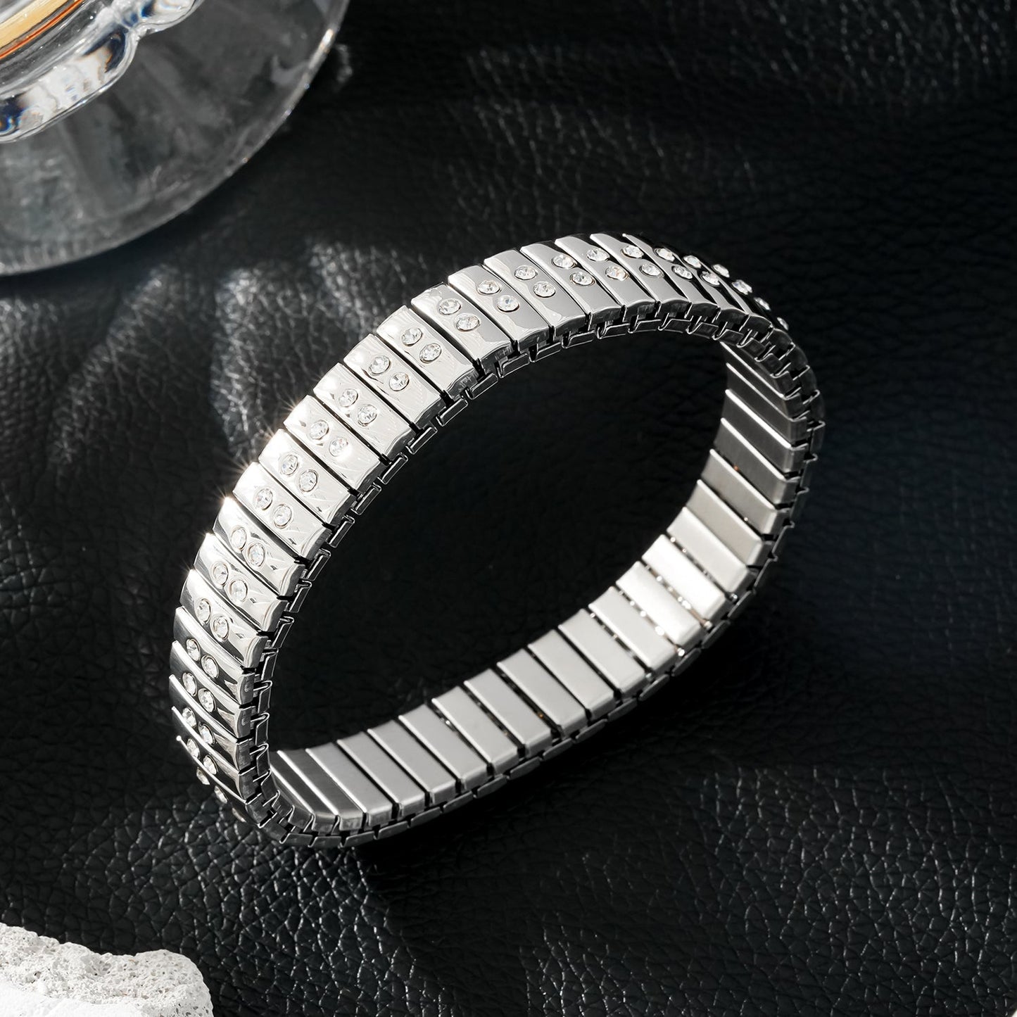 DE SAO : Bracelet style montre rétro en argent incrusté d'une double rangée de zircons (CZ).