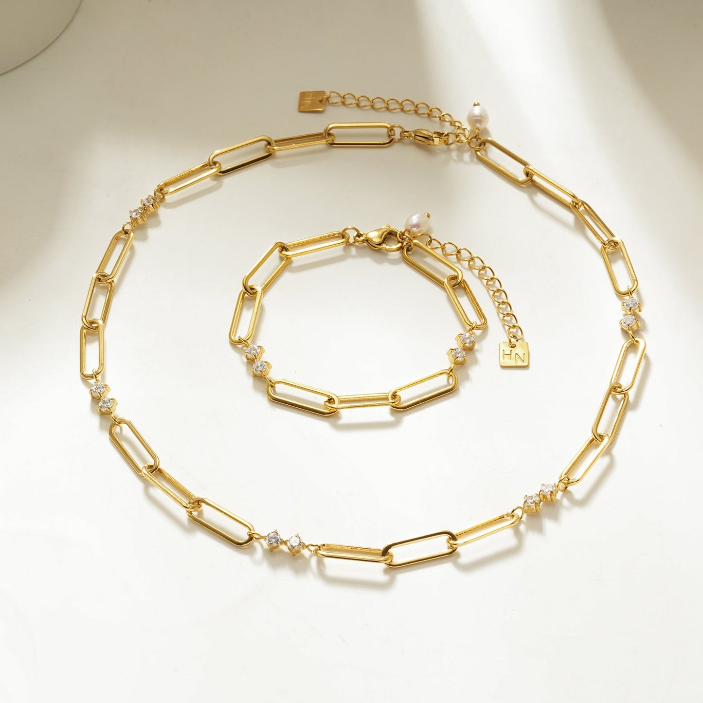 Collier en or ELOPPINA : Chaîne trombone avec accents en zircon et un pendentif perle d'eau douce
