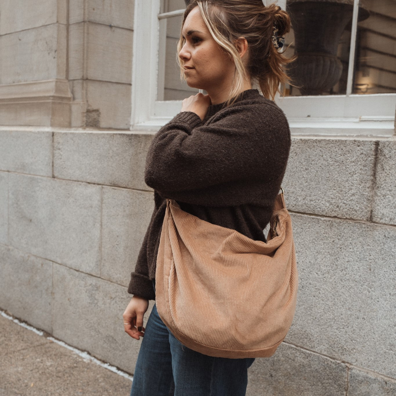 Sac Croissant en Corduroy - Bandoulière Ajustable & Fermeture Éclair
