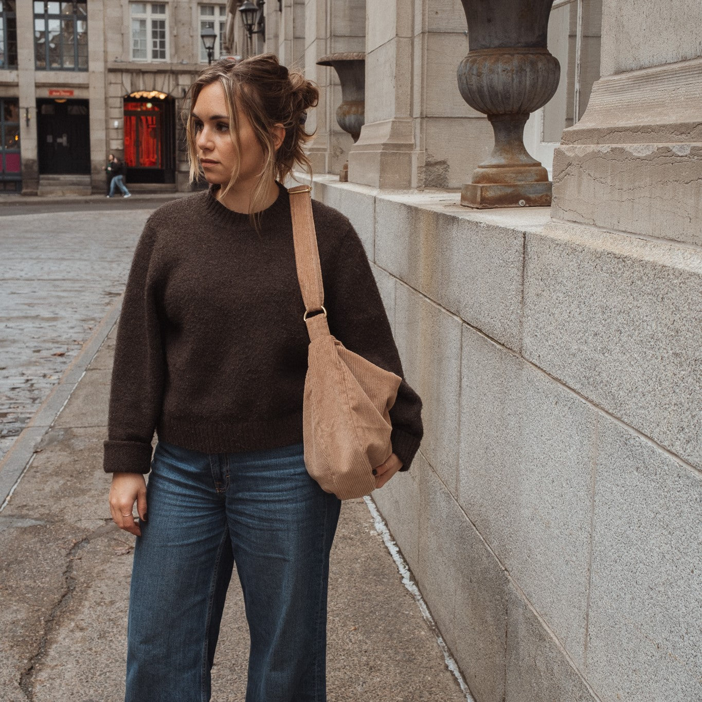 Sac Croissant en Corduroy - Bandoulière Ajustable & Fermeture Éclair