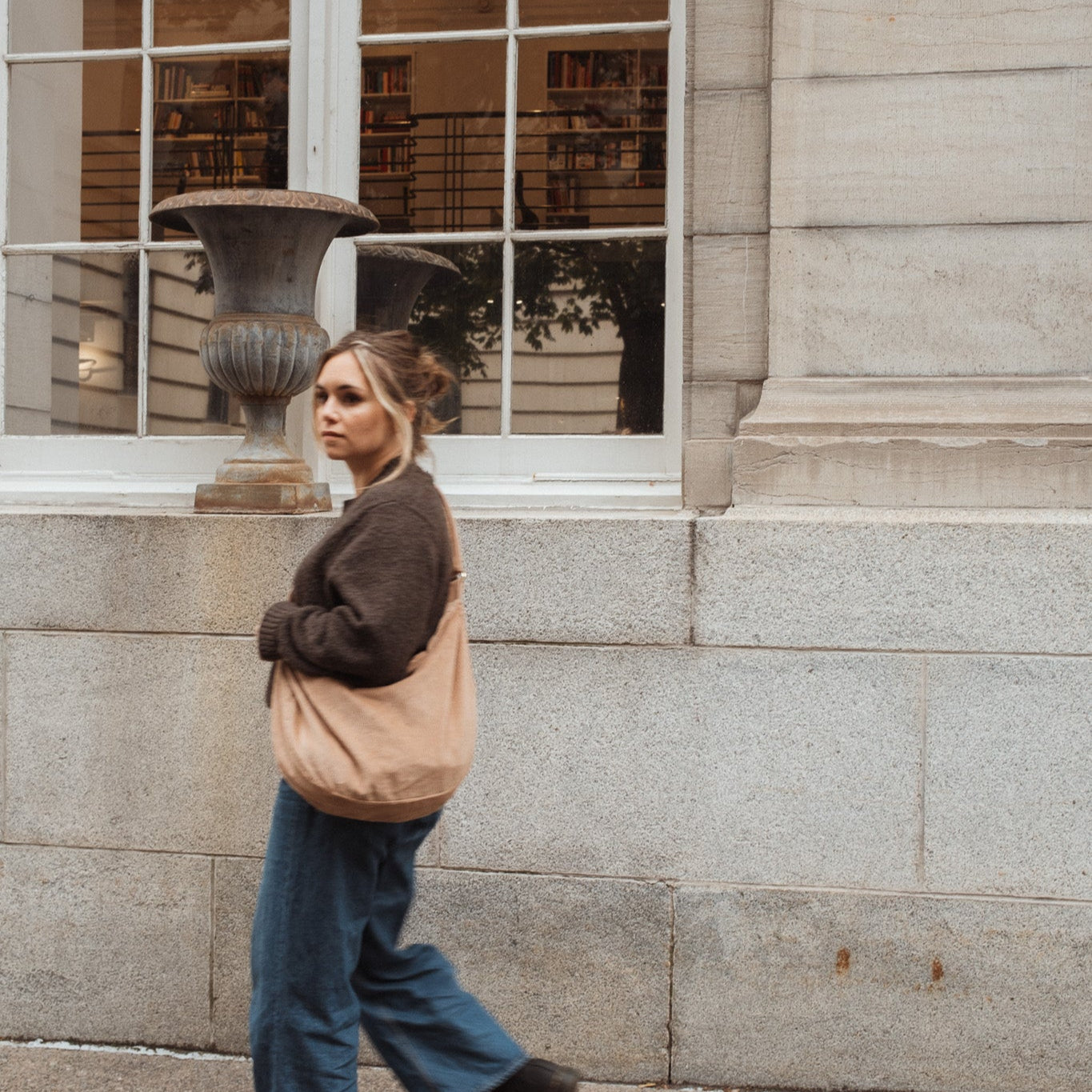 Sac Croissant en Corduroy - Bandoulière Ajustable & Fermeture Éclair