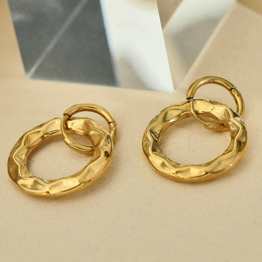 ELENA: Boucles d'oreilles créoles dorées à texture sculptée