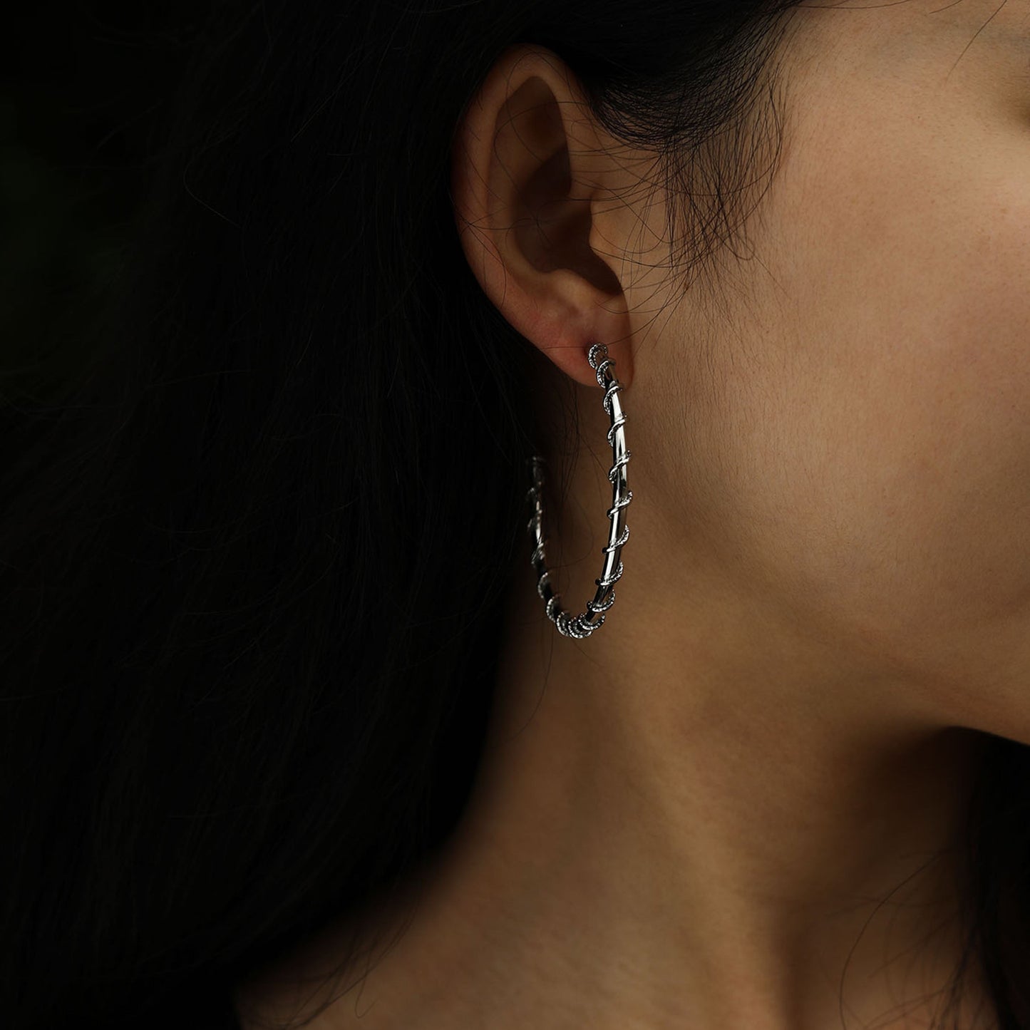 Boucles d'oreilles créoles ELNA argentées avec une torsade décorative