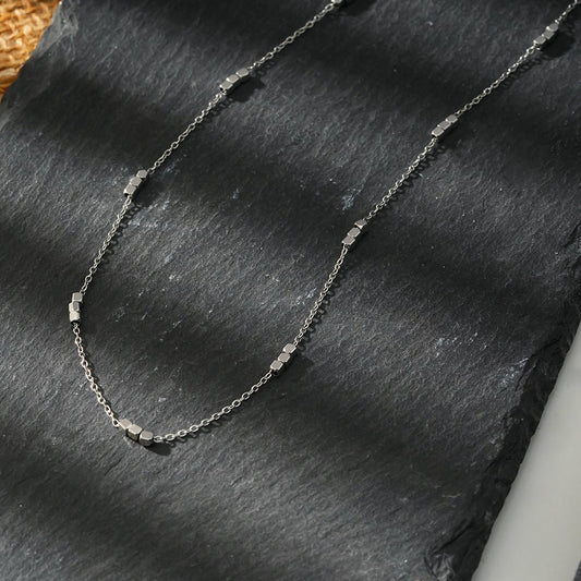 ERISSA : Collier chaîne fine à perles carrées, en or blanc (ton argent)