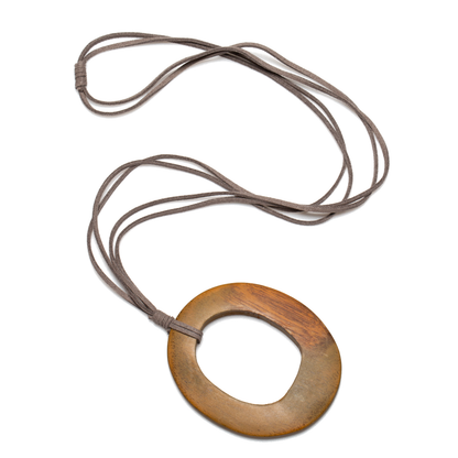 Pendentif ovale simple sur suède