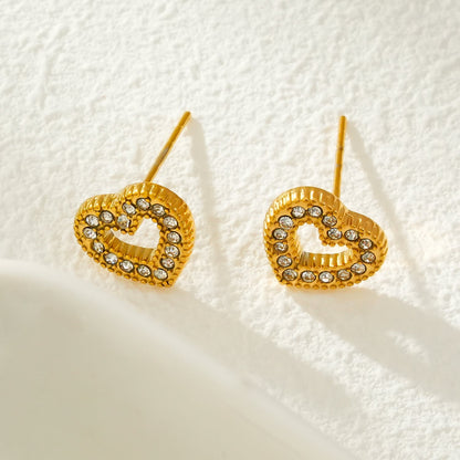 FOREVER Gold: Boucles d'oreilles clous éblouissantes en zircone cubique (CZ) en forme de cœur