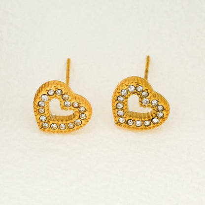 FOREVER Gold: Boucles d'oreilles clous éblouissantes en zircone cubique (CZ) en forme de cœur