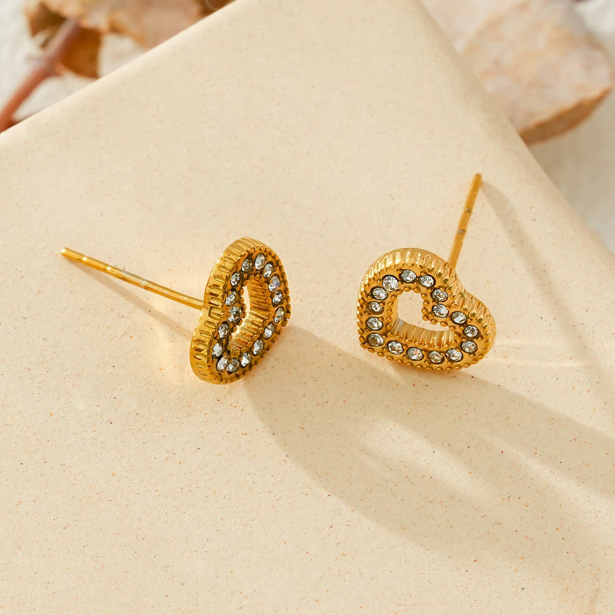 FOREVER Gold: Boucles d'oreilles clous éblouissantes en zircone cubique (CZ) en forme de cœur