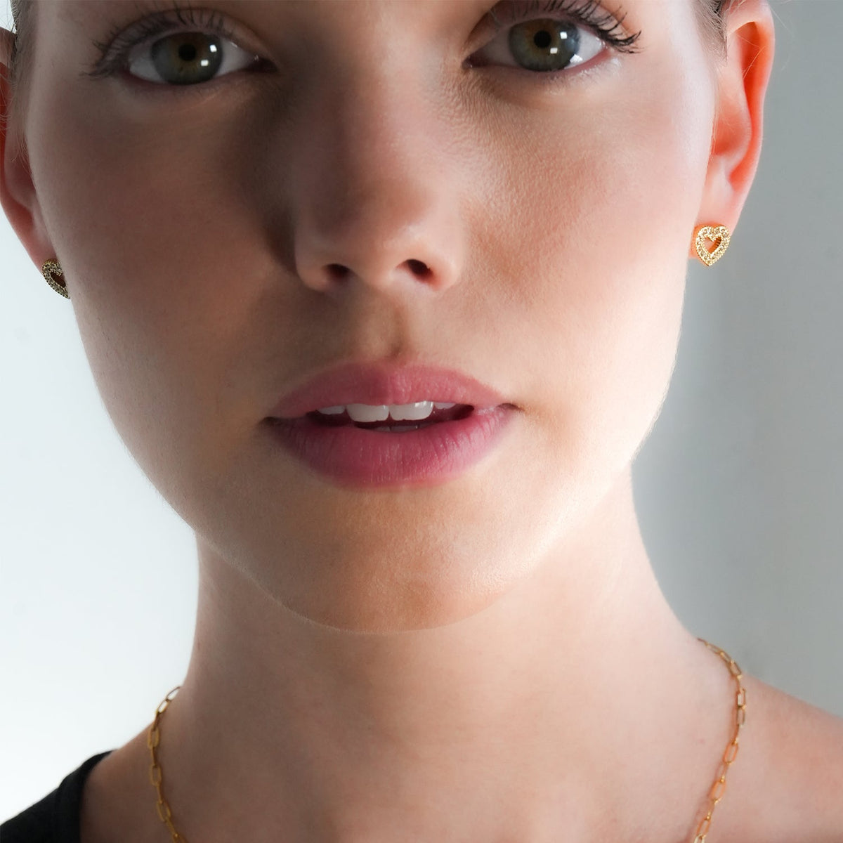 FOREVER Gold: Boucles d'oreilles clous éblouissantes en zircone cubique (CZ) en forme de cœur