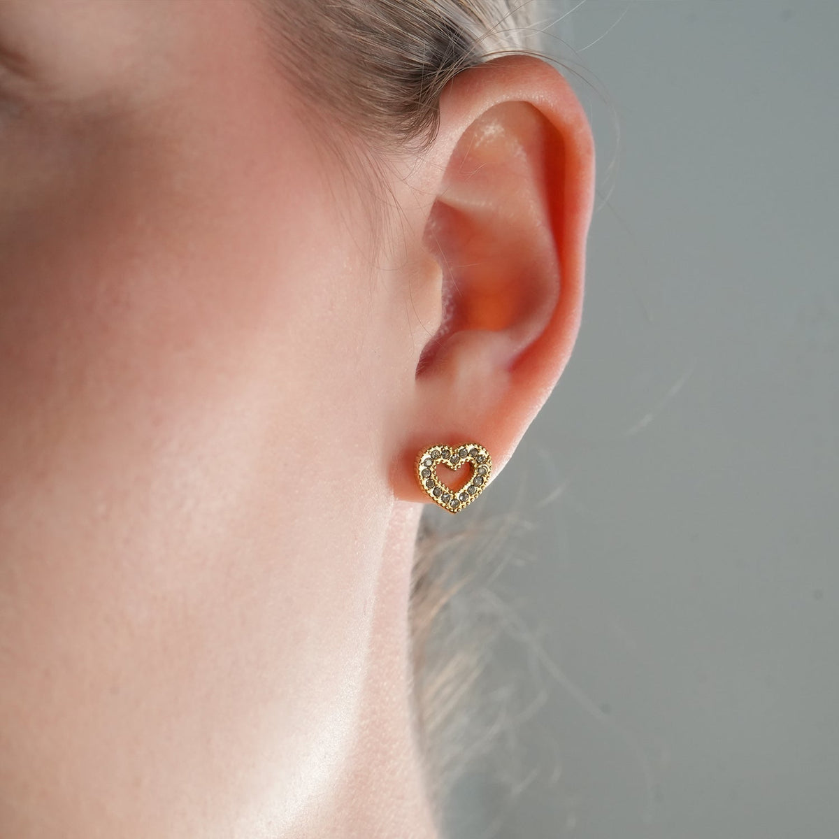 FOREVER Gold: Boucles d'oreilles clous éblouissantes en zircone cubique (CZ) en forme de cœur