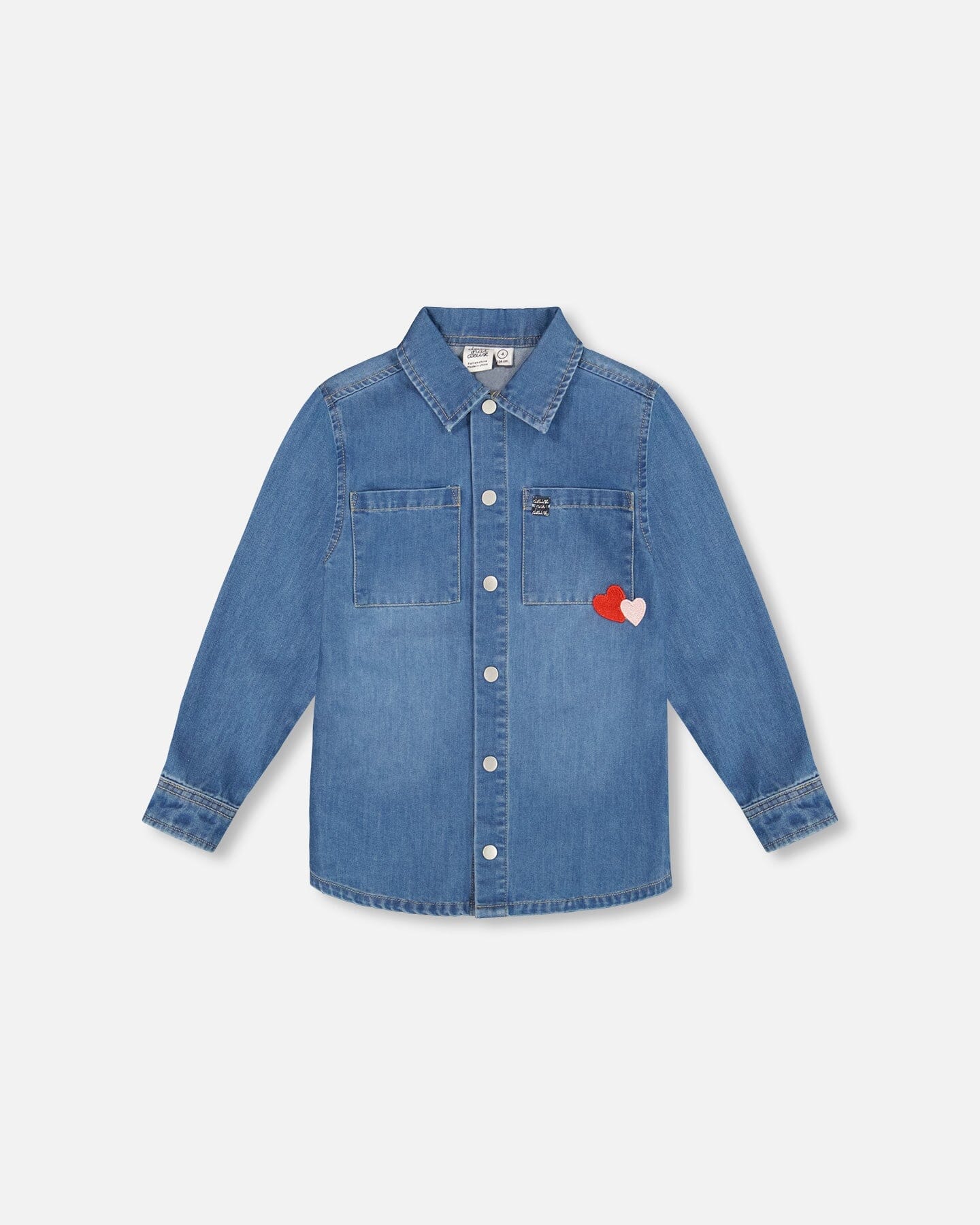 Chemise en jean bleu clair avec poches plaquées et écusson pomme