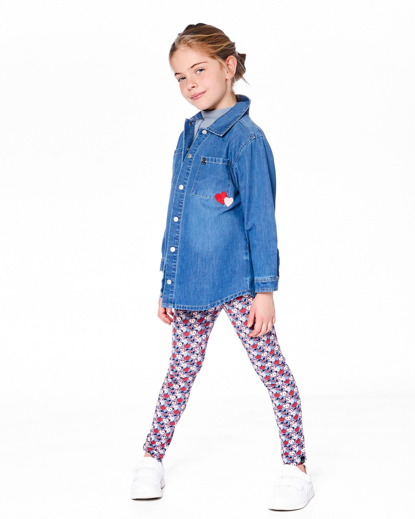 Chemise en jean bleu clair avec poches plaquées et écusson pomme