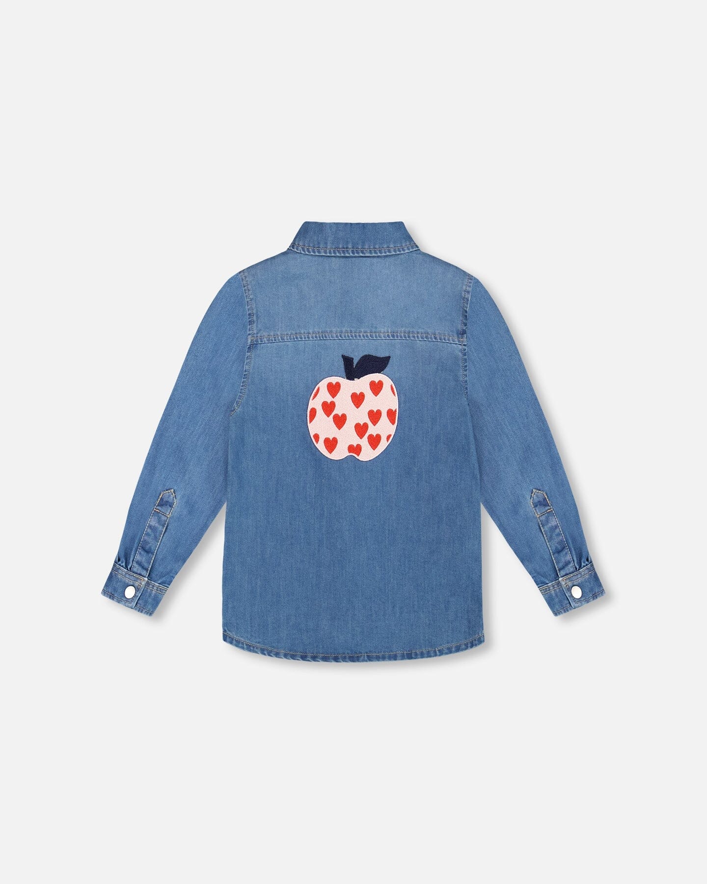 Chemise en jean bleu clair avec poches plaquées et écusson pomme