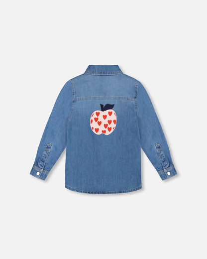 Chemise en jean bleu clair avec poches plaquées et écusson pomme