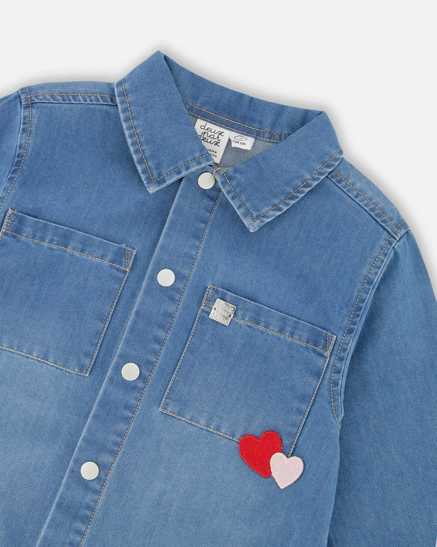 Chemise en jean bleu clair avec poches plaquées et écusson pomme