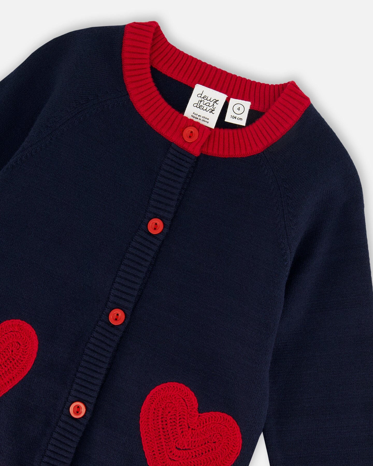Cardigan en maille bleu marine avec cœurs brodés rouges