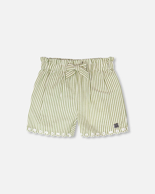 Short vert et rayures blanc cassé avec broderie