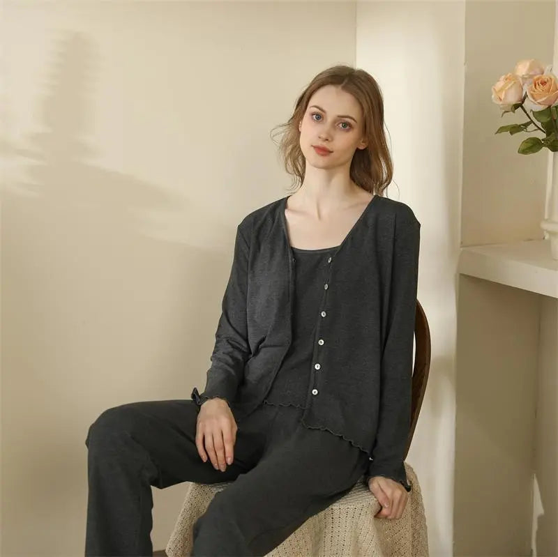 Ensemble pyjama trois pièces pour femme avec cardigan et bretelles style français