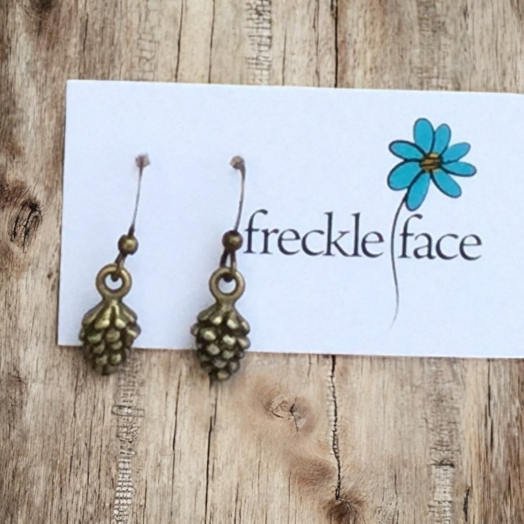 Boucles d'oreilles Pommes de Pin – Boucles d'oreilles pendantes hypoallergéniques inspirées de la nature