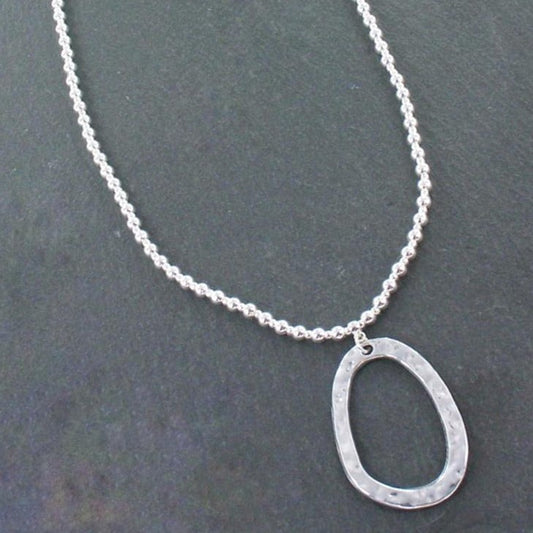 Collier boule argentée avec pendentif ovale en plaqué argent