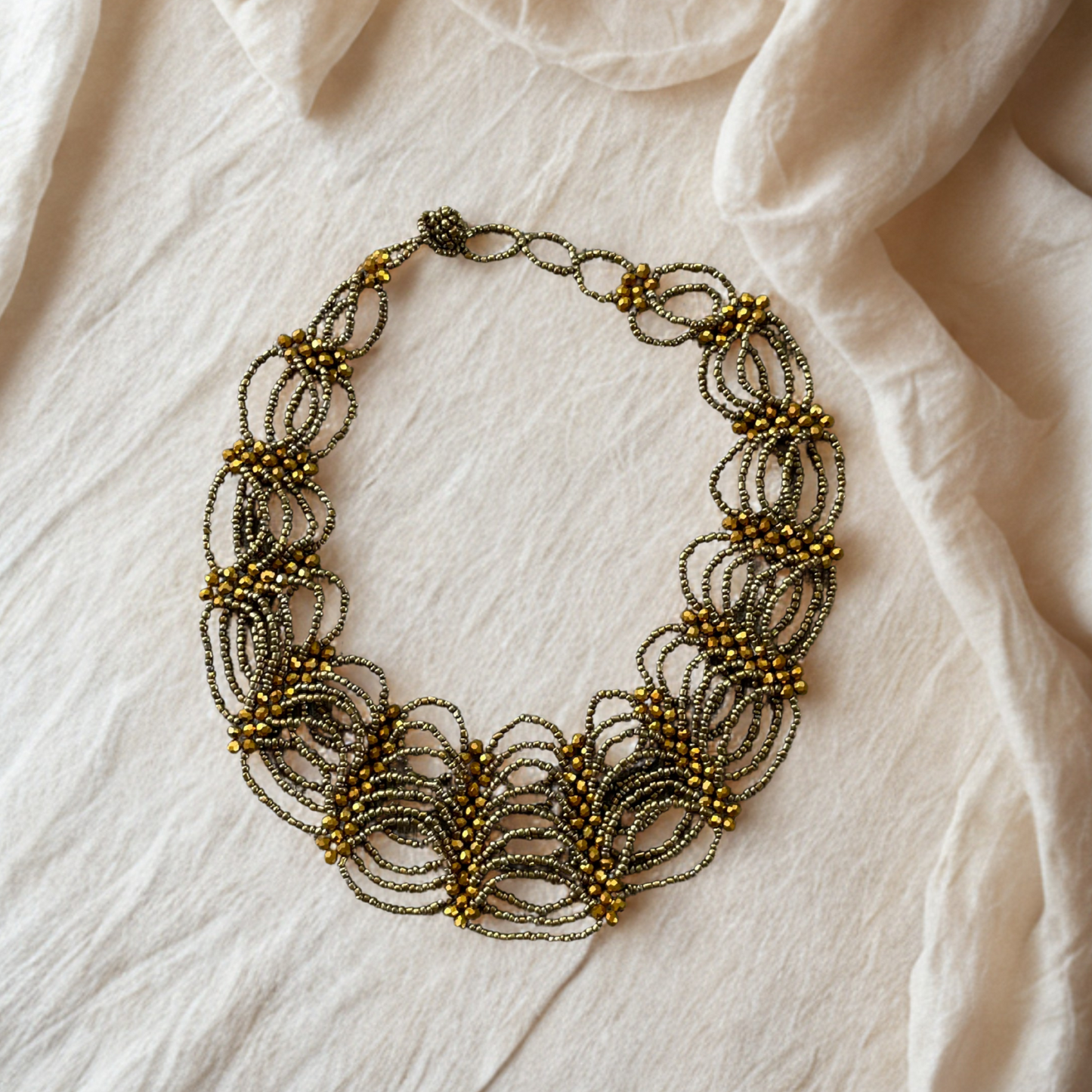Collier à col festonné