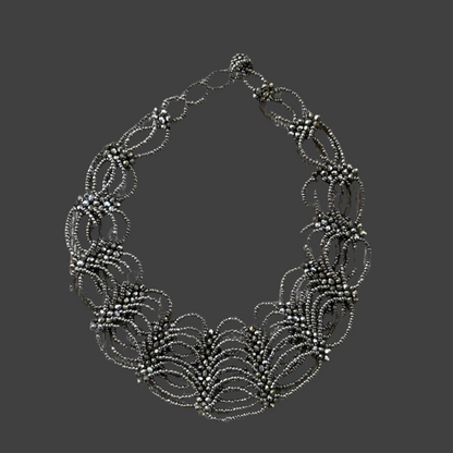 Collier à col festonné