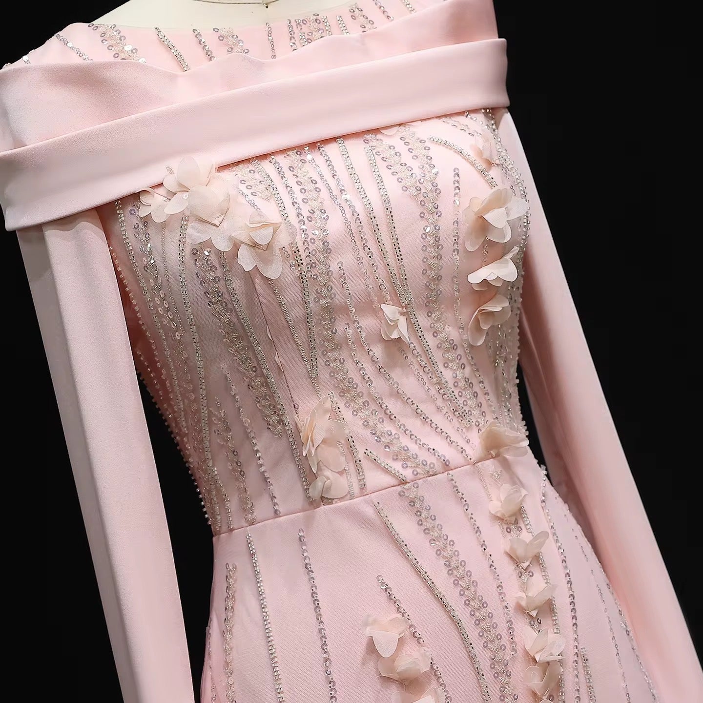 Robe de soirée pudique à manches cape fleuries