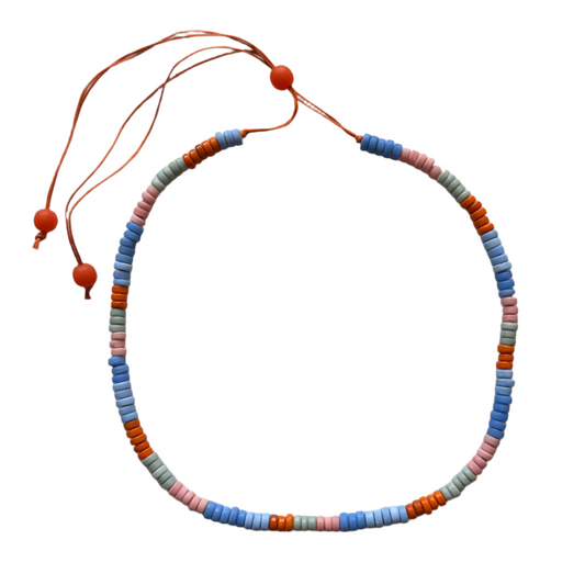 Collier de perles de verre à rang unique