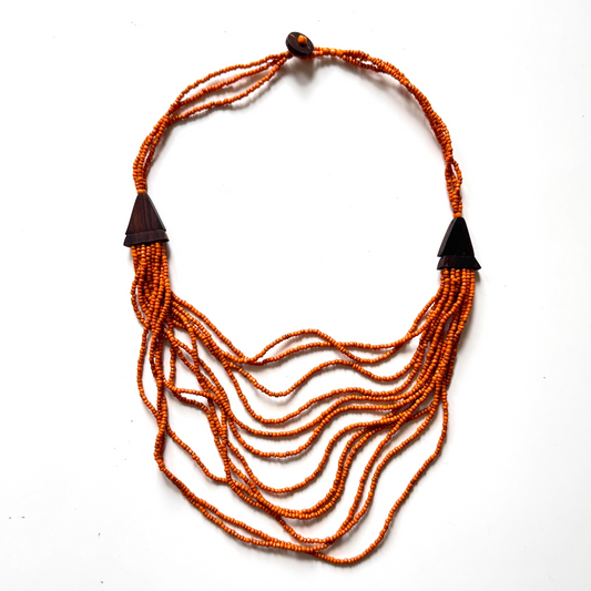 Court collier multi-rangs avec détails en bois