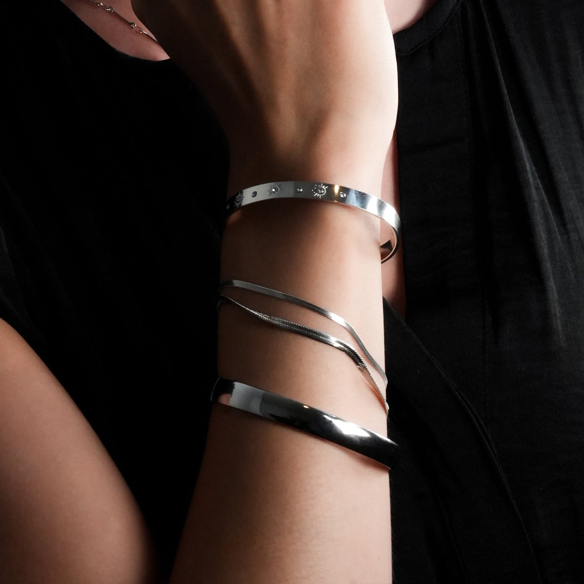 INESE : Bracelet en or blanc (ton argenté) à 2 couches, texture peau de serpent