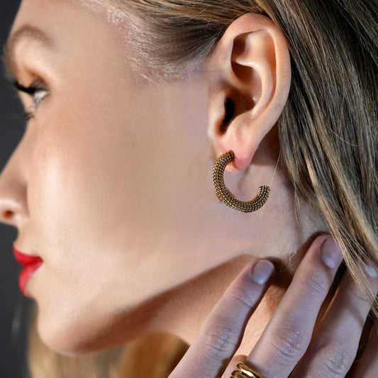 Boucles d'oreilles créoles KUMASI en or richement texturées