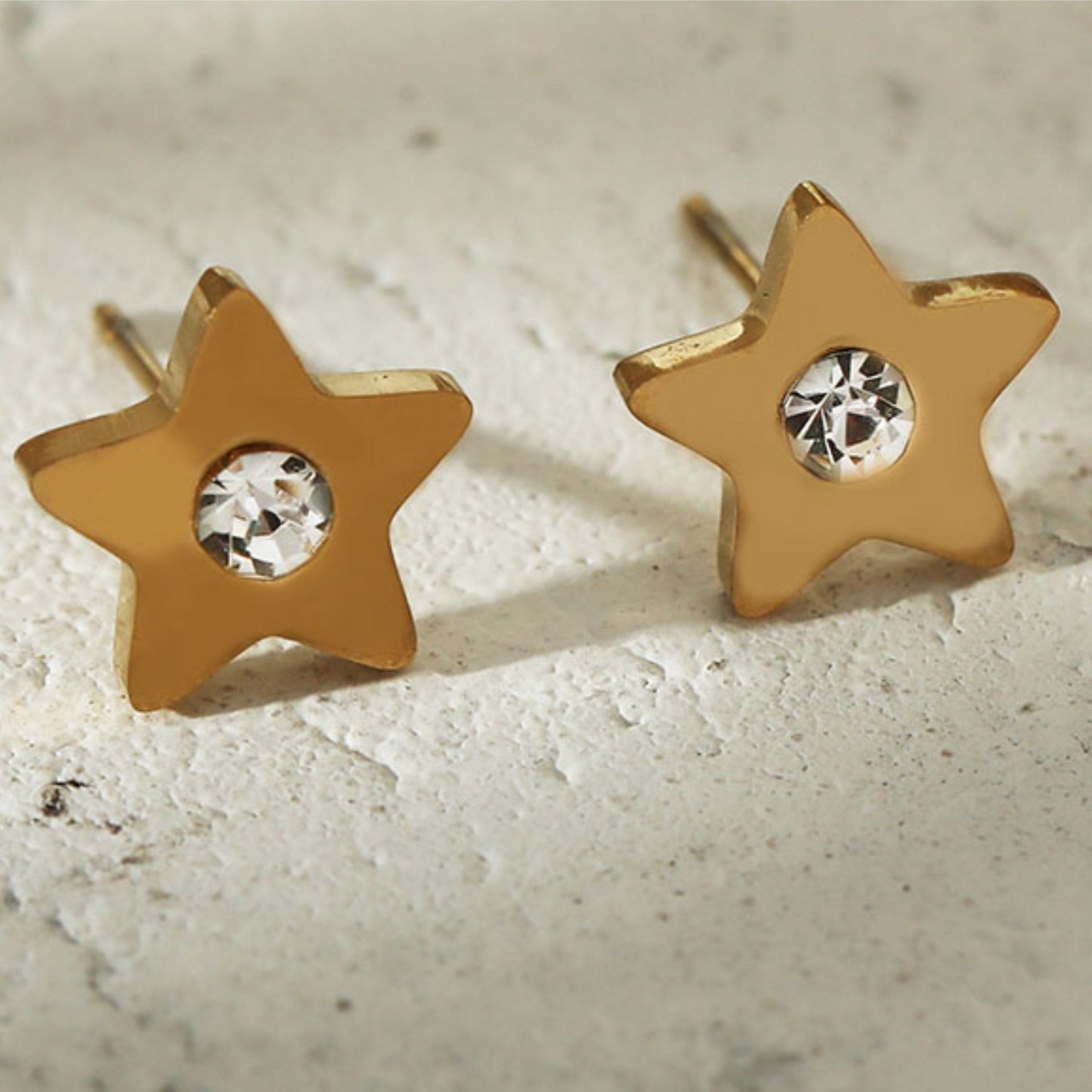 LAYLA Gold : Puces d'oreilles en forme d'étoile avec un oxyde de zirconium solitaire au centre