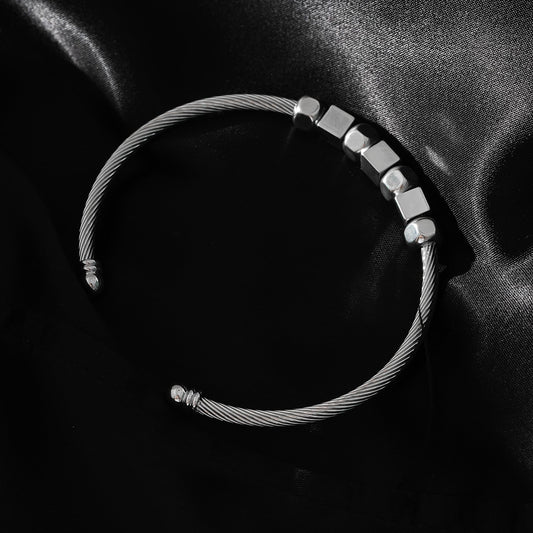 Style MALDONA : Bracelet Chic Industriel avec Perles Rondes et Carrées en Or Blanc (Ton Argenté)