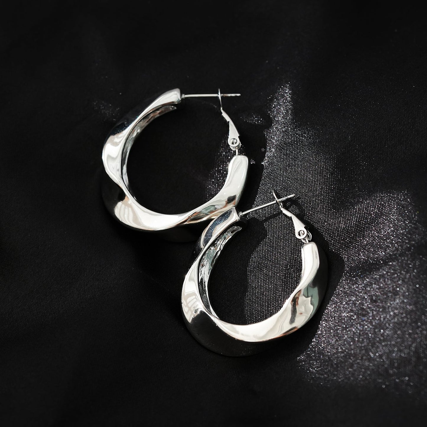 Style MARFA Or Blanc (Tons Argentés) : Boucles d'Oreilles Créoles Abstraites Sculpturales