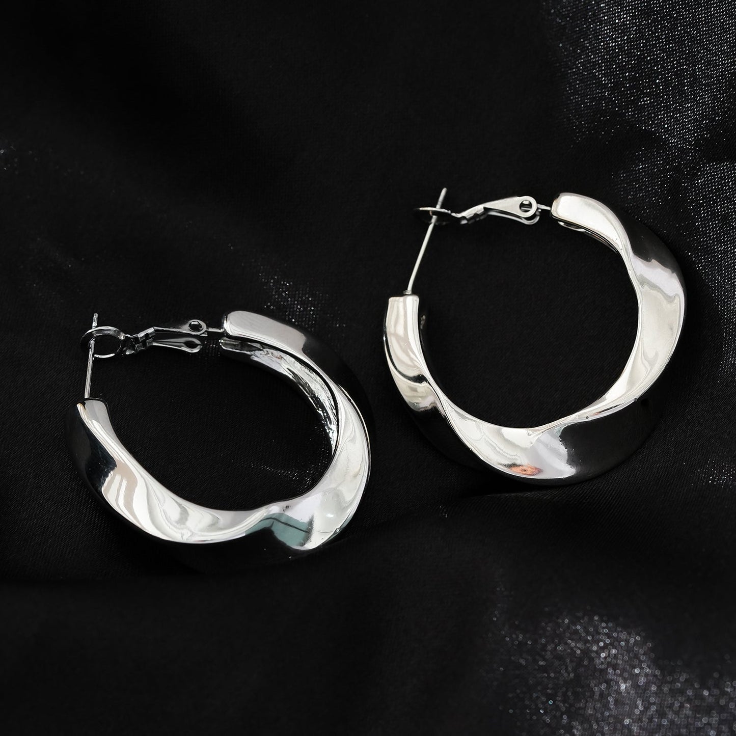 Style MARFA Or Blanc (Tons Argentés) : Boucles d'Oreilles Créoles Abstraites Sculpturales