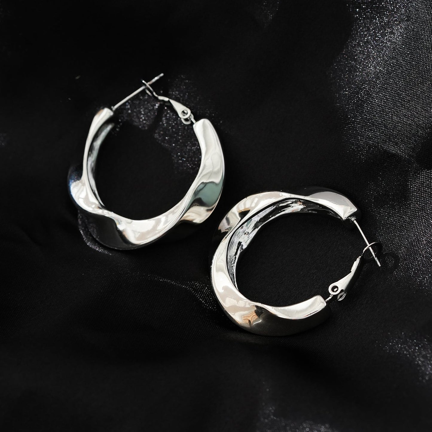 Style MARFA Or Blanc (Tons Argentés) : Boucles d'Oreilles Créoles Abstraites Sculpturales