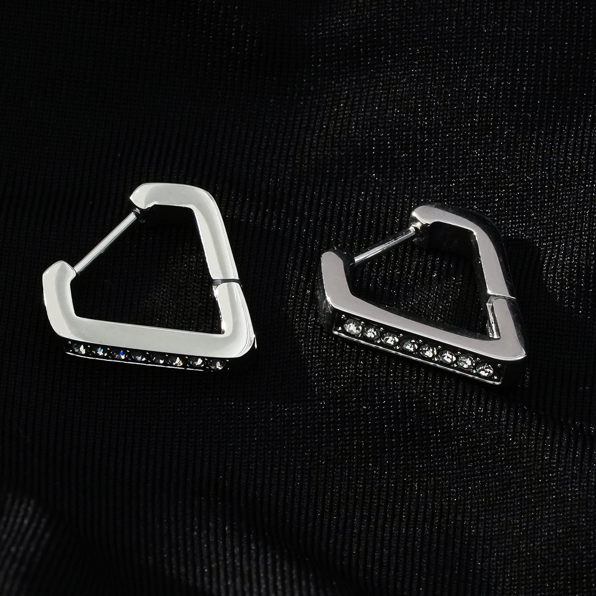 MARIETTA Or blanc (Tonalité argentée) : Mini créoles triangulaires avec zircons pavés