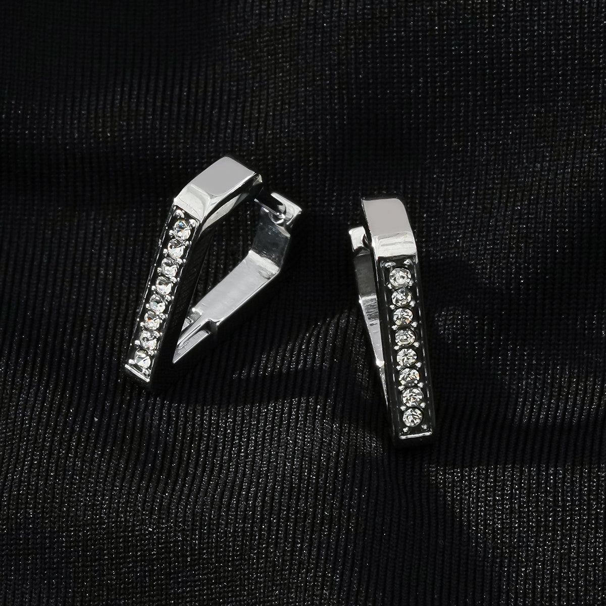 MARIETTA Or blanc (Tonalité argentée) : Mini créoles triangulaires avec zircons pavés