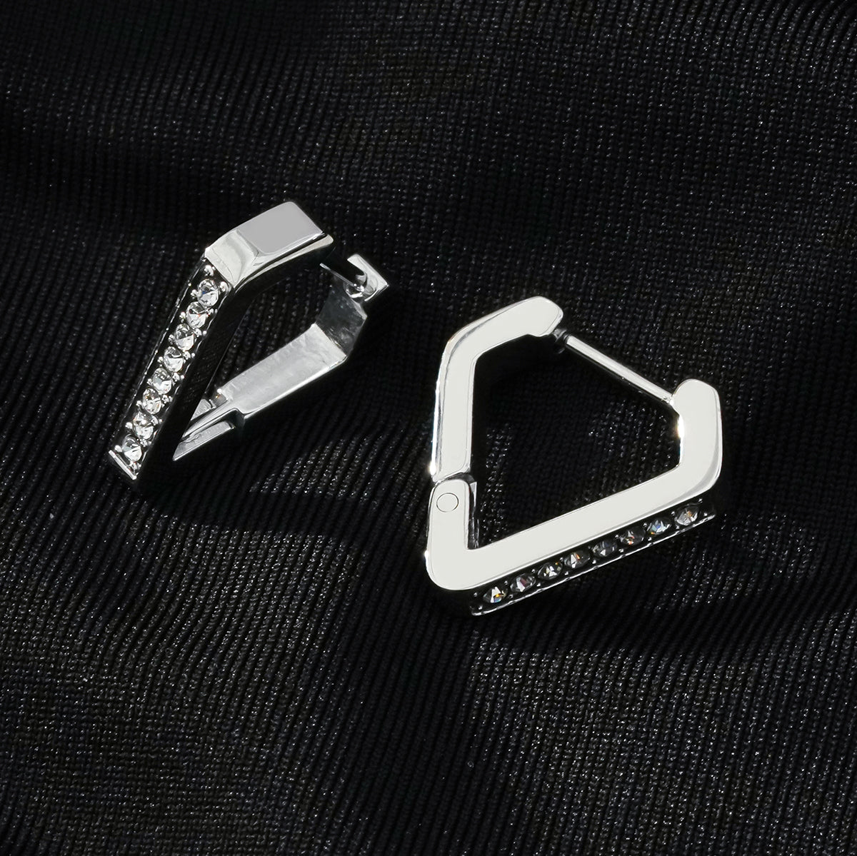 MARIETTA Or blanc (Tonalité argentée) : Mini créoles triangulaires avec zircons pavés